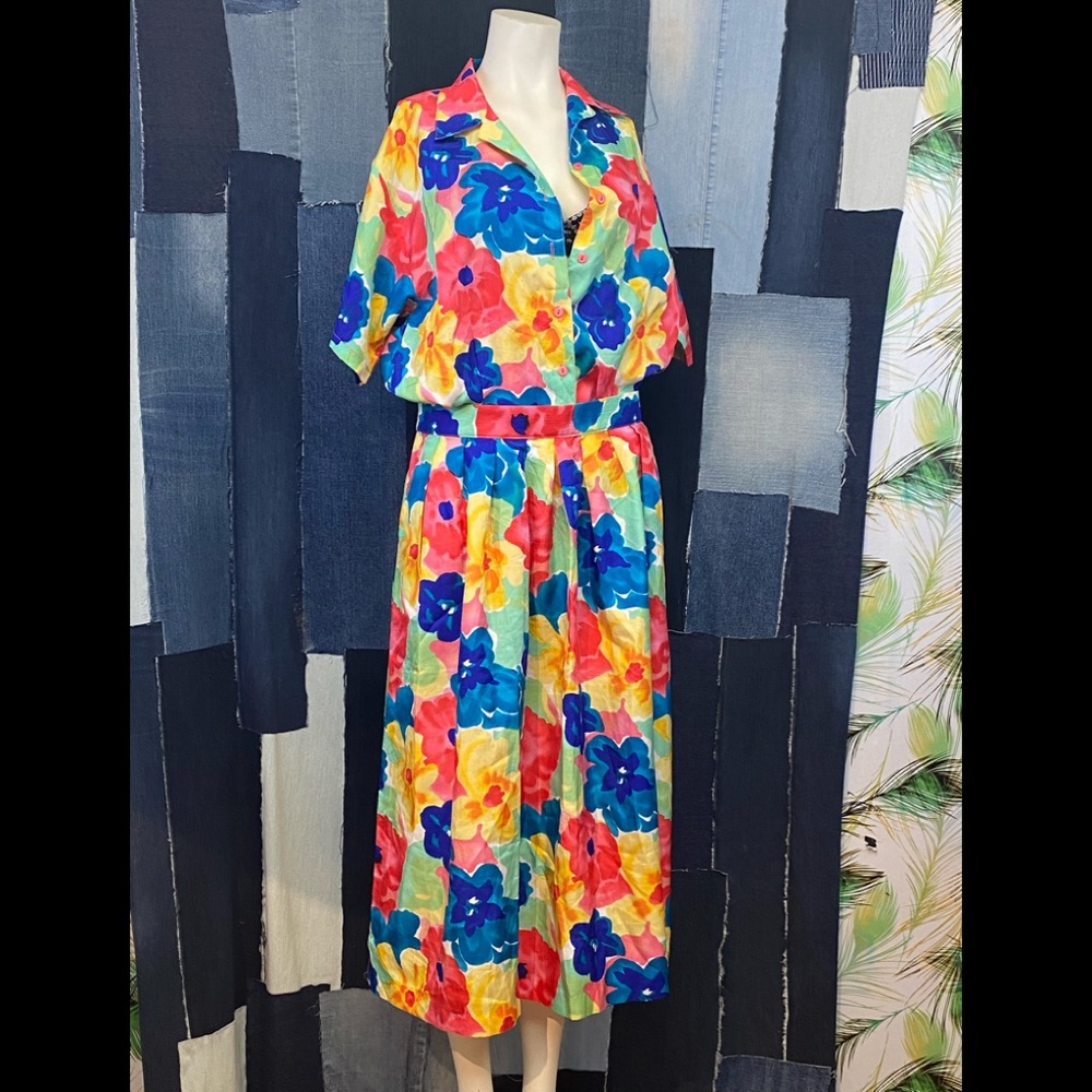 Vintage Big Floral Print Shirt & Skirt w/Pockets and back elastic. Sz L